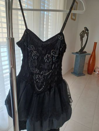 Schwarzes Kleid