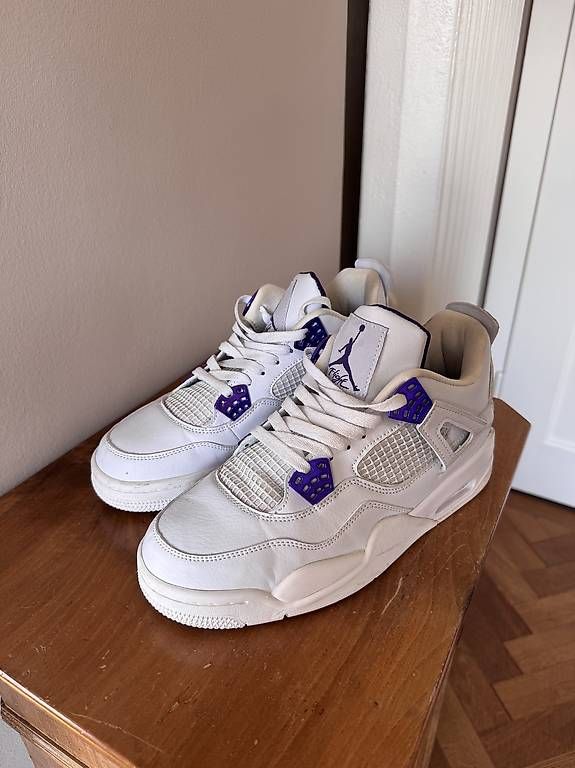 Chaussures hommes: JORDAN 4 RETRO WHITE PURPLE GRÖSSE 42 – D'occasion à Zürich par ind_5xp7