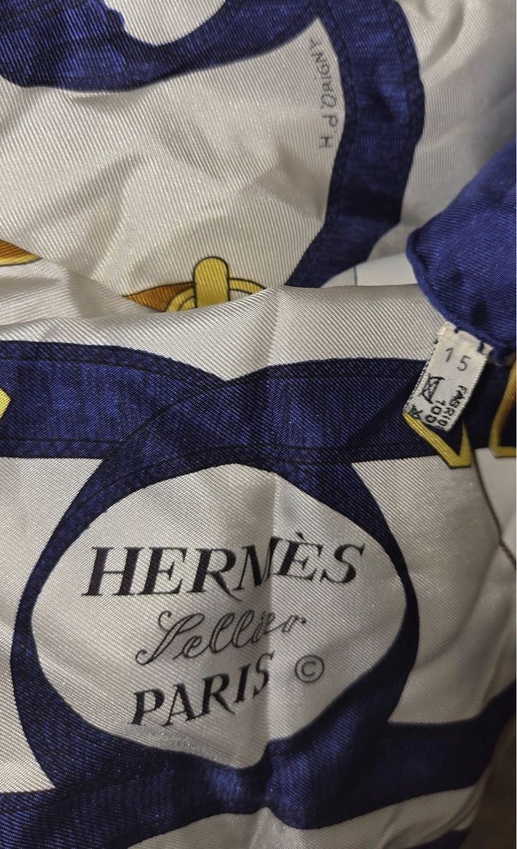 Hermès Foulard & Sciarpe: Hermes Elegant Blue White Silk Scarf – Usato da St.Josefen venduto da lop_lh8d 2