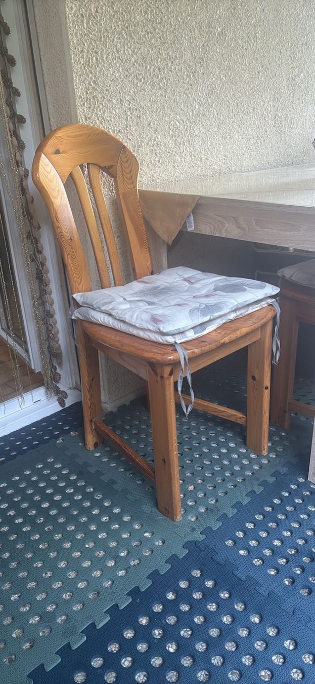 Tische: Table avec chaises à vendre – Gebraucht aus Granges-Paccot von Zhika.N 1