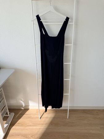 Asos Design Kleid schwarz Grösse 38 mit Rückenausschnitt