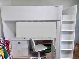 Hochbett Ikea mit Schreibtisch und Stuhl
