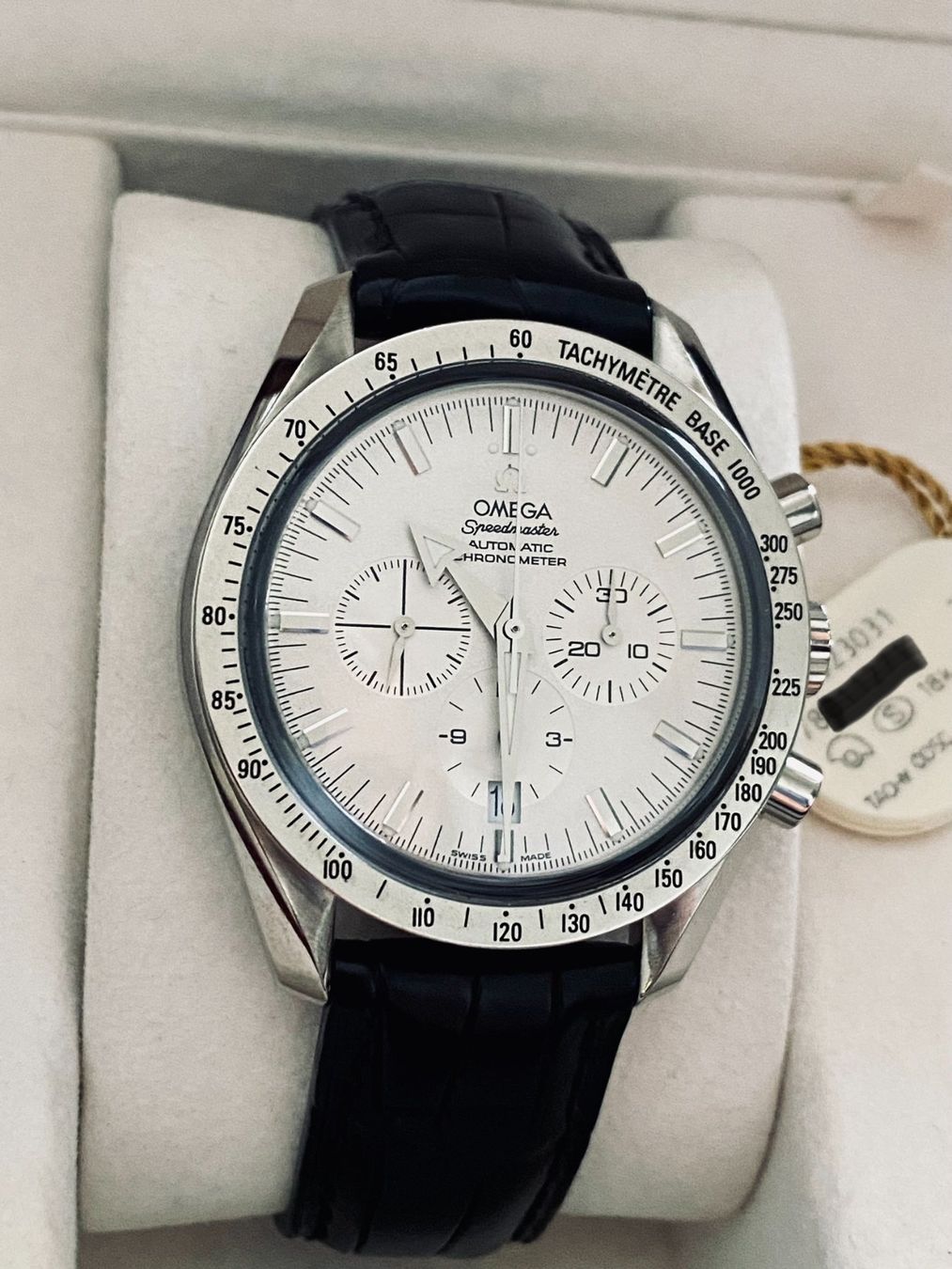 Omega Orologi: Omega Speedmaster Broad Arrow - 18k White Gold – Usato da Wettswil venduto da HeureNoble 2