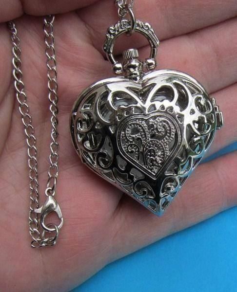 Catenine: Kette mit Uhr Herzform silbrig mit Deckel – Nuovo e nell'imballaggio originale da St. Margarethen TG venduto da ursk10 3