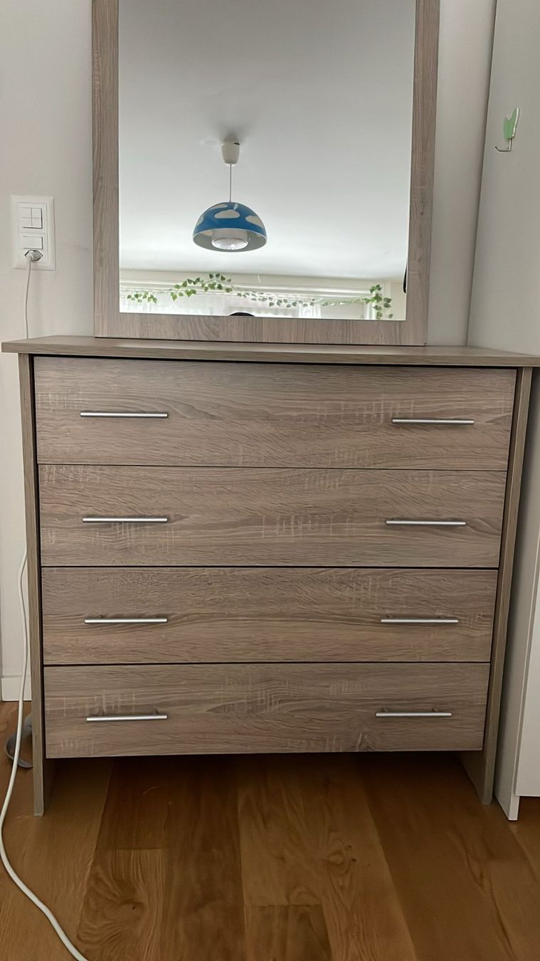Cassettiere: Solid Dresser with Mirror, 4 Drawers, Good Condition – Usato da Luzern venduto da kim_my9c