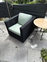 Gartensessel mit Kissen.