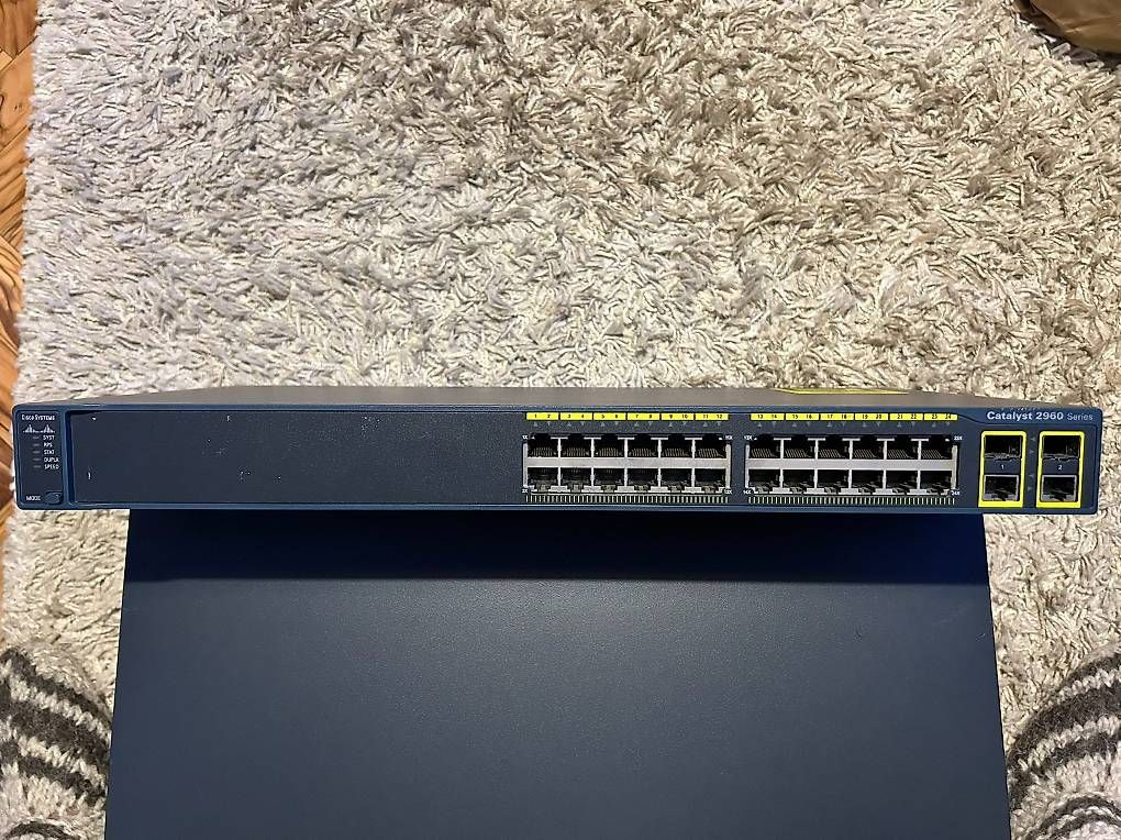 Cisco Hub & Switch: Switch Cisco 2960 24 porte – Usato da Pregassona venduto da rob_7h5r