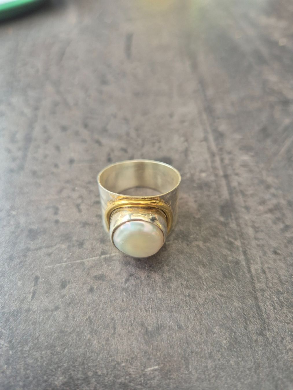 Anelli: bague argent martelé 925 et laiton avec perle eau douce – Nuovo (secondo la descrizione) da uvrier venduto da lau_r7w6