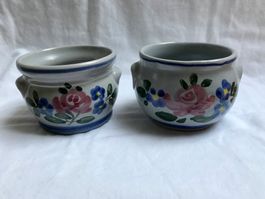 2 glasierte Töpfe mit Blumenmotiv