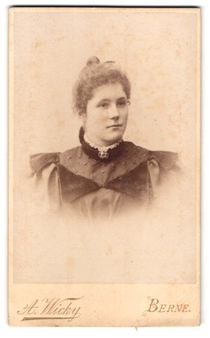 Fotografie &  Plakate: Fotografie A. Wicky, Berne, Dame mit Bro – Gebraucht aus Berlin von bartko-reher