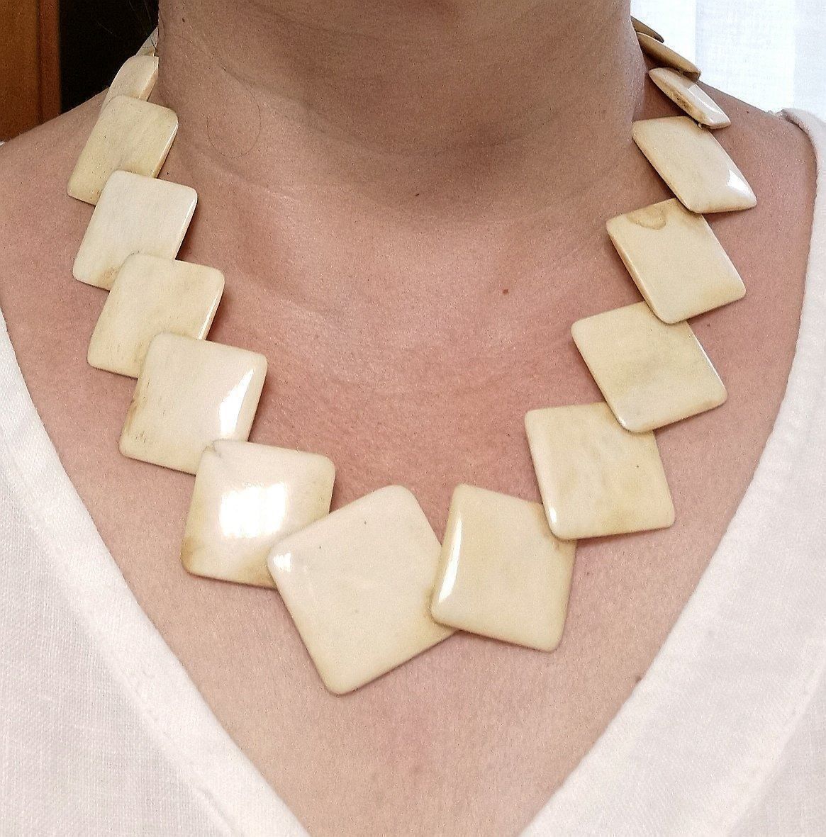 Catenine: Collier géométrique en bois clair – Nuovo (secondo la descrizione) da Veyrier venduto da Leilazizou
