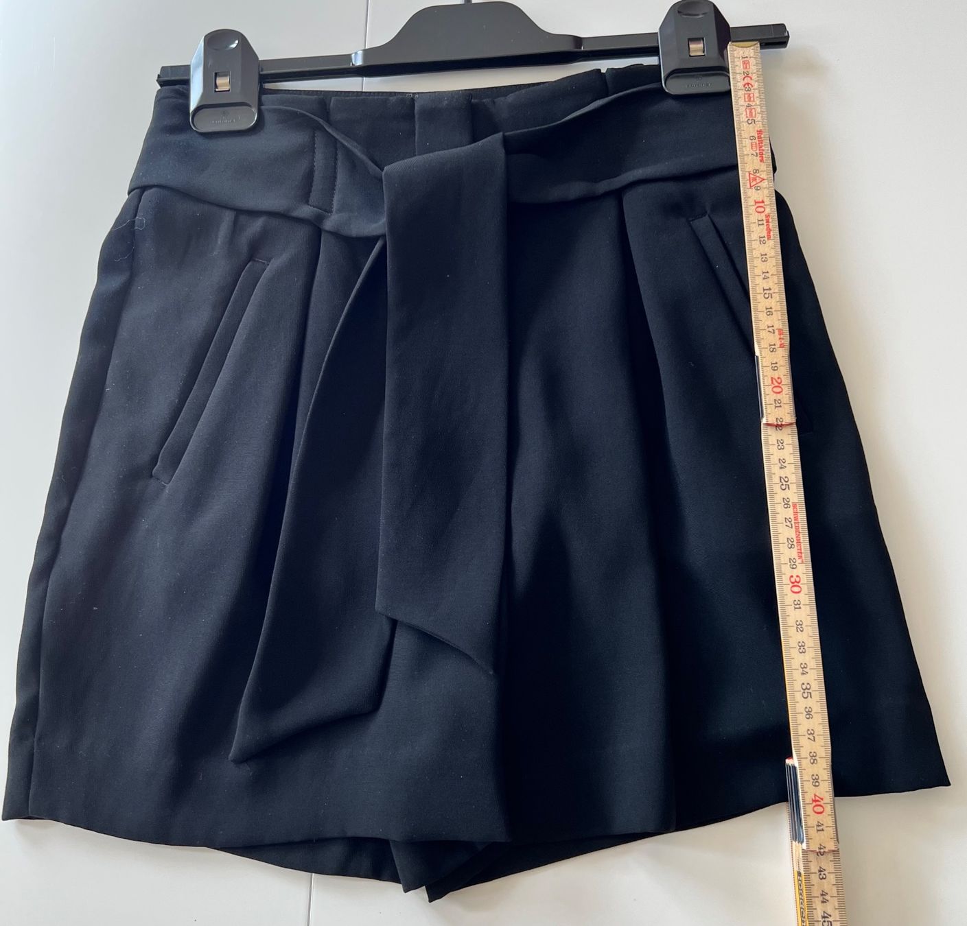 H&M Pantaloni: H+M Shorts schwarz – Usato da wolfhausen venduto da per13lina 2