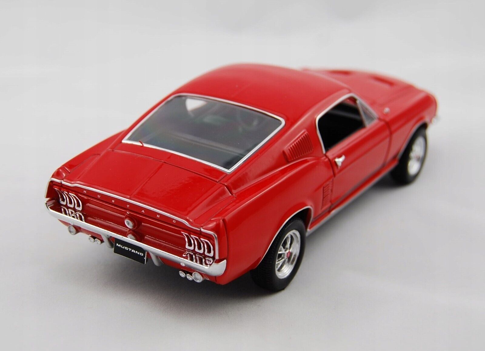 Ford Modellautos: Ford Mustang GT Fastback 1967-1968 rot / Decor         1:24 – Neu und originalverpackt aus Gerlafingen von espero88 2