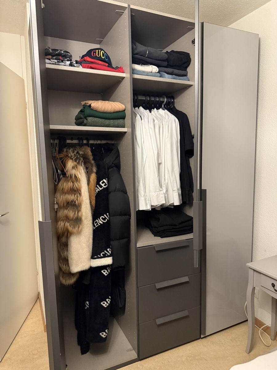 Armadi: Kleiderschrank grau mit Schubladen – Usato da Winterthur venduto da fij_f65r 1