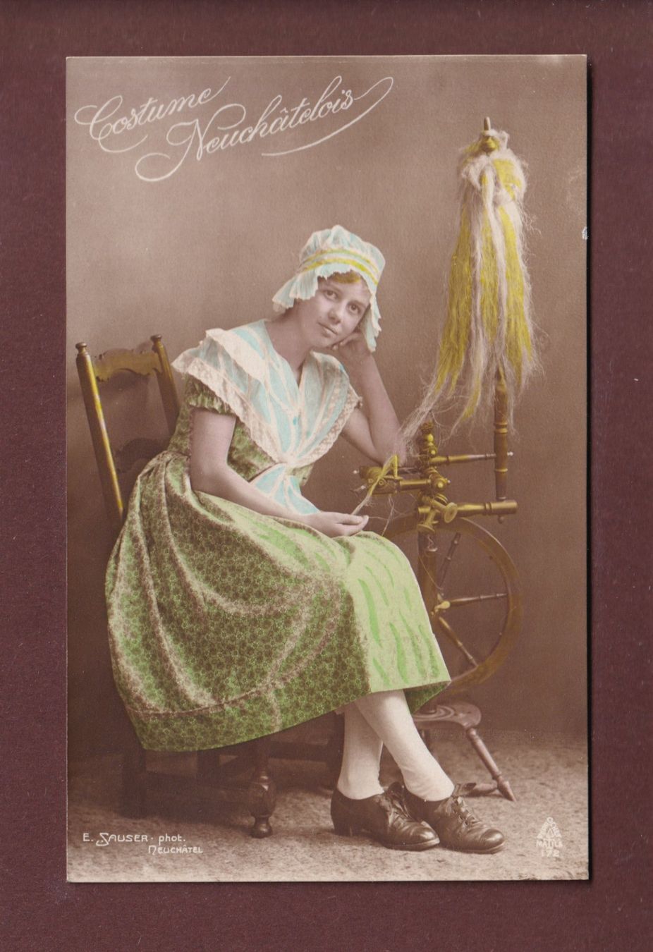 Cartes postales: NEUCHÂTEL - Costume - Rouet – D'occasion à Pully par nicecards