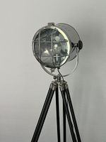 Nautische Tripod Stehlampe mit schwarzem Holzstativ