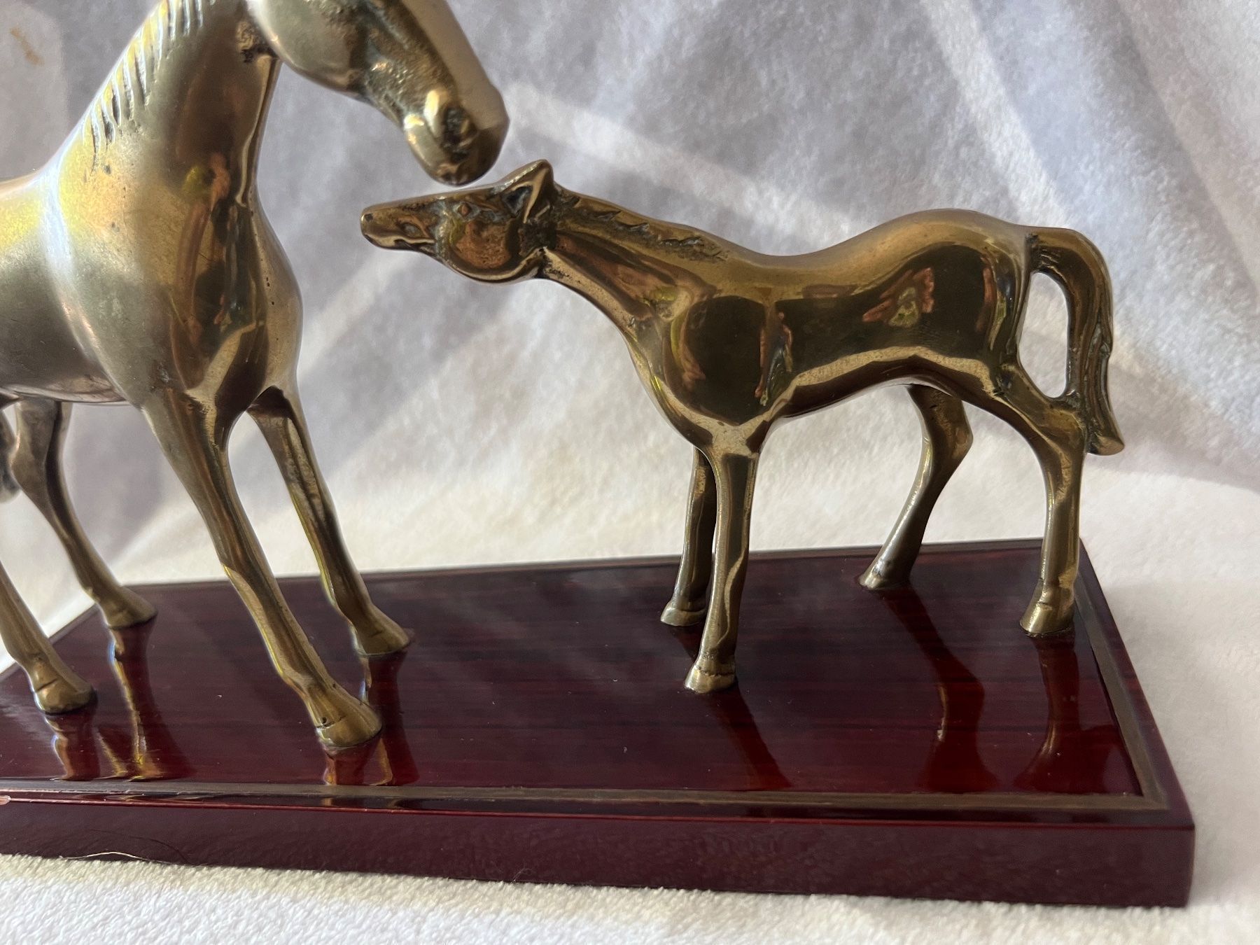Figuren: Messing Pferd auf Holzsockel Skulptur – Gebraucht aus Frenkendorf von Only1 5