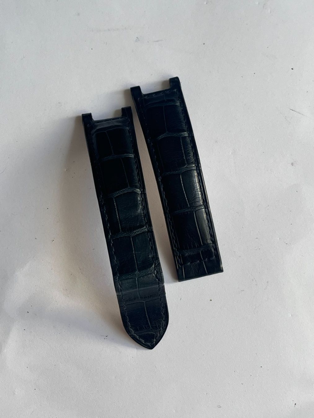 Cartier Bracelets: Cartier Krokolederband 20mm – Neuf (Voir description) à Worblaufen par chronyves