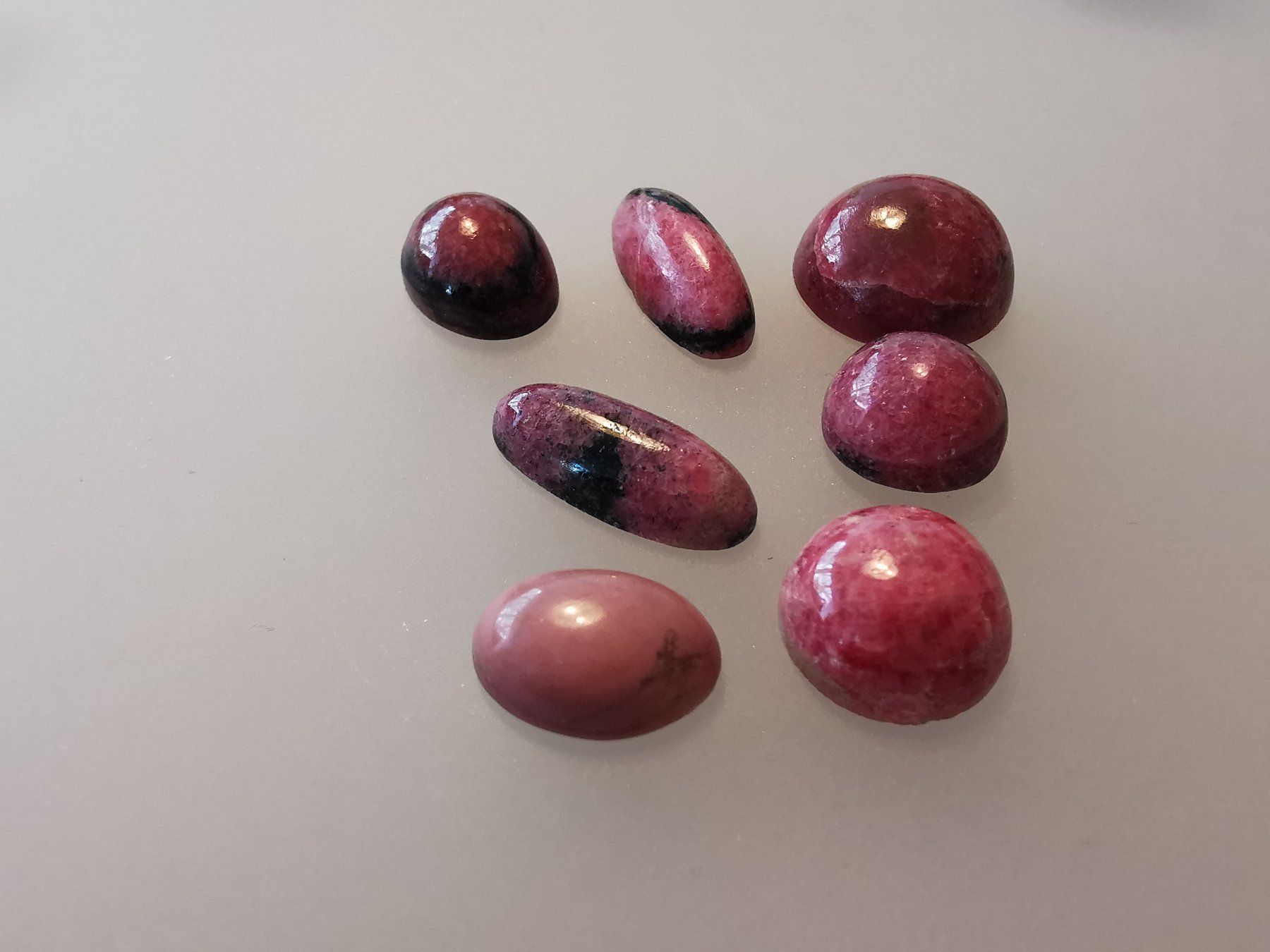 Pietre preziose: 7 Stk. Rhodonit  Edelstein - Cabochon – Nuovo e nell'imballaggio originale da Dierikon venduto da Buntspecht-10 2