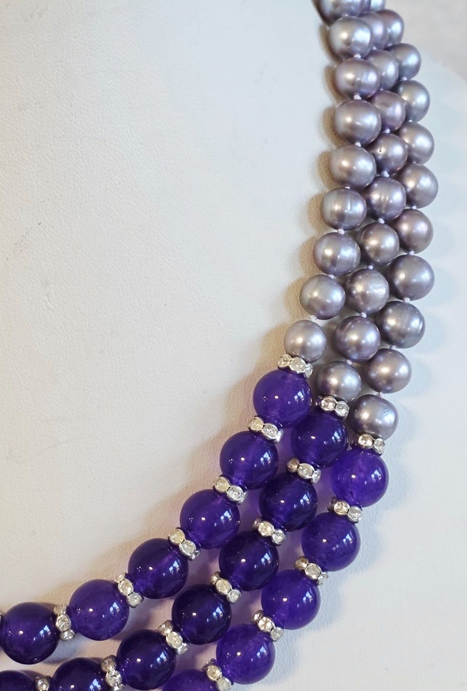 Colliers: Perlenkette mit violetten Edelsteinen – Neuf (Voir description) à Zürich par ben_mn5h 3
