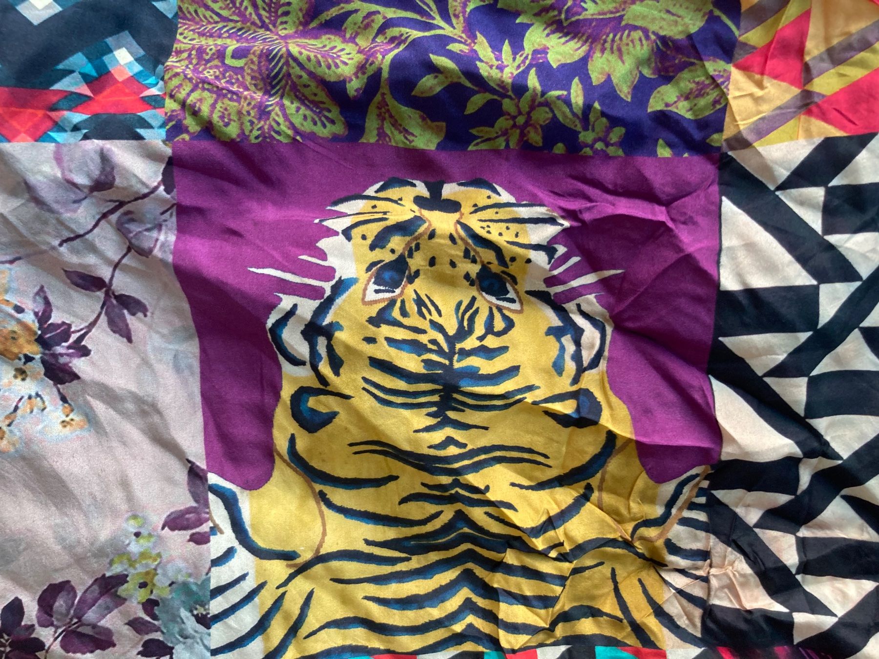 Foulard & Sciarpe: sehr grosses Foulard, Patchwork Style, Seide – Usato da Zürich venduto da Idbiw 3