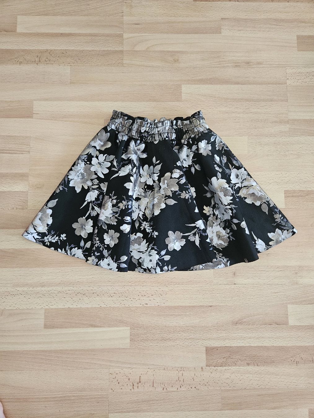 Jupes: Rock mit Blumenmuster Schwarz Grösse 140/14A neu – D'occasion à Thun par bia_crh9 1