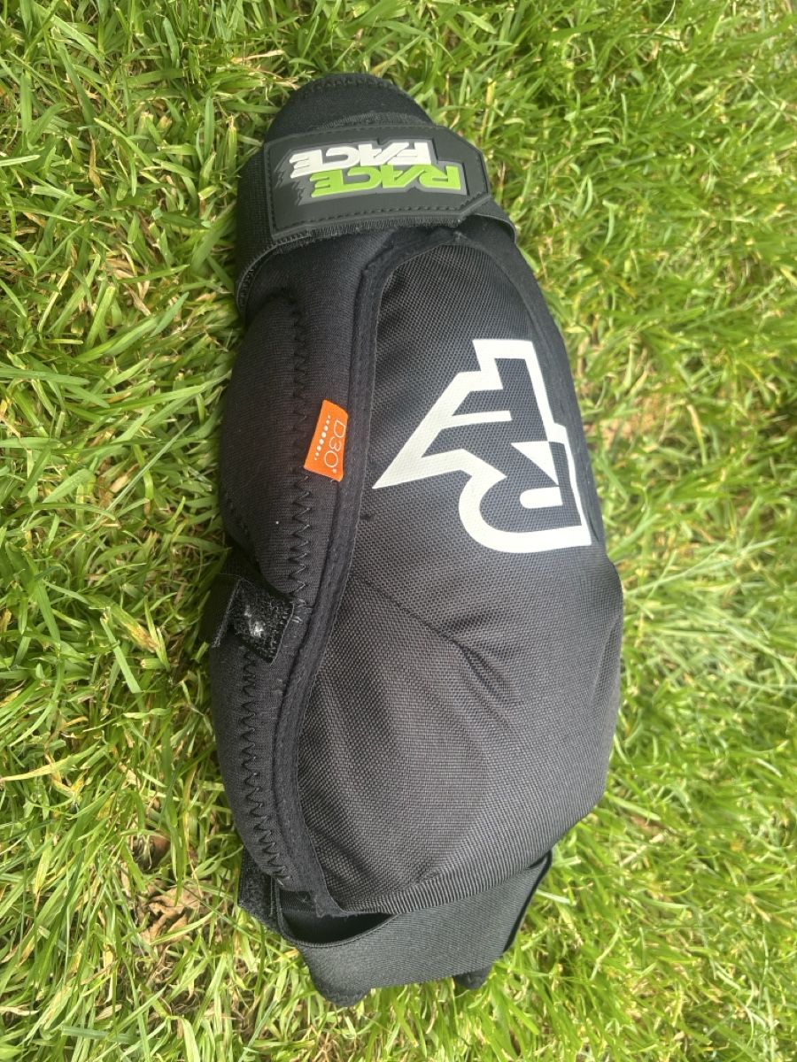 Race Face Protezioni & Imbottiture: RaceFace Knie und Ellenbogen T5 Evo (L) – Nuovo (secondo la descrizione) da Winterthur venduto da Pescheweber 1