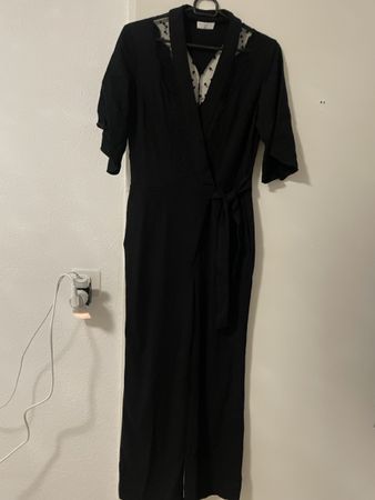 Elegantes Schwarzes Sandro jumpsuit mit Spitzenakzenten,