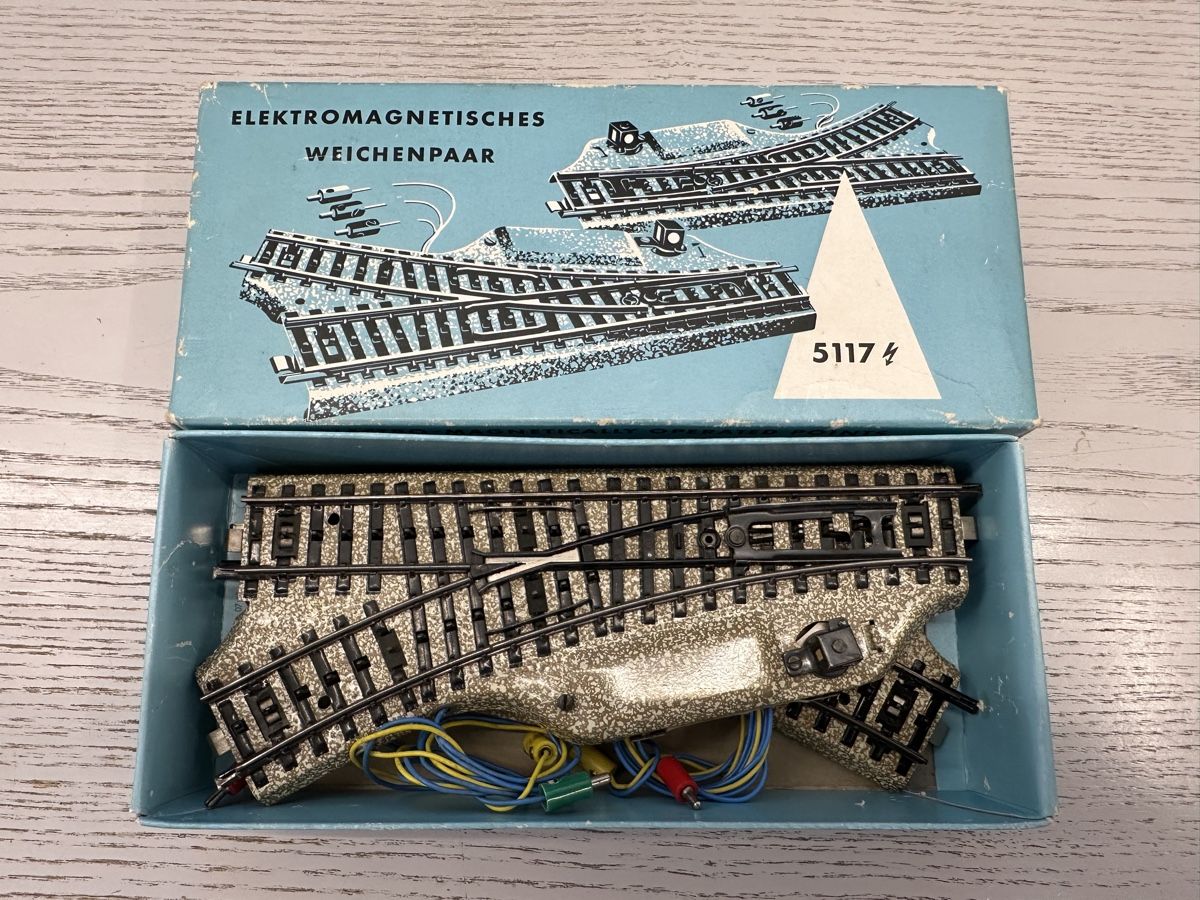 Märklin Modellini di ferrovie: Märklin 5117 Elektomagnetisches Weichenpaar – Usato da Lupsingen venduto da New-Haven