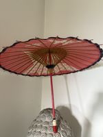 Japanischer Vintage-Sonnenschirm, Rot/Weiss.