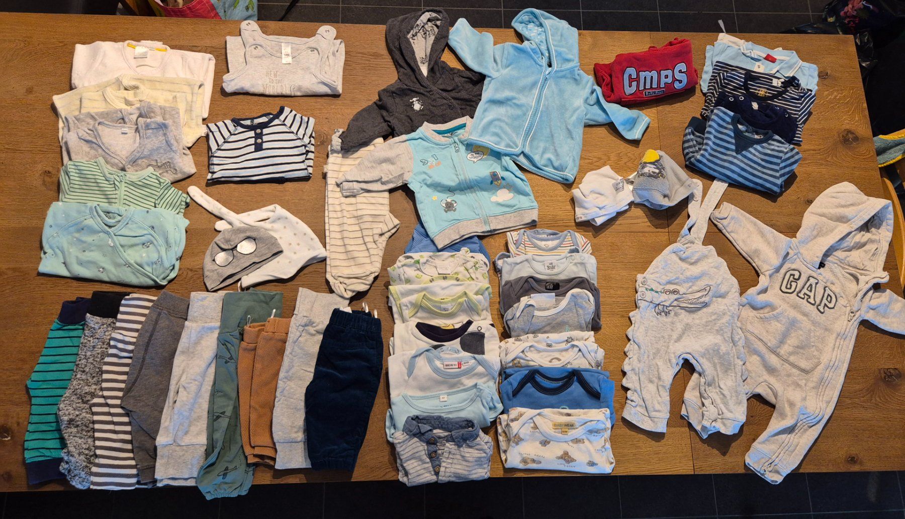 Lotti & Set di vestiti: Kleider Paket 3, 46 Teile, Winter, Grösse 62 – Usato da Menzingen venduto da bostit69