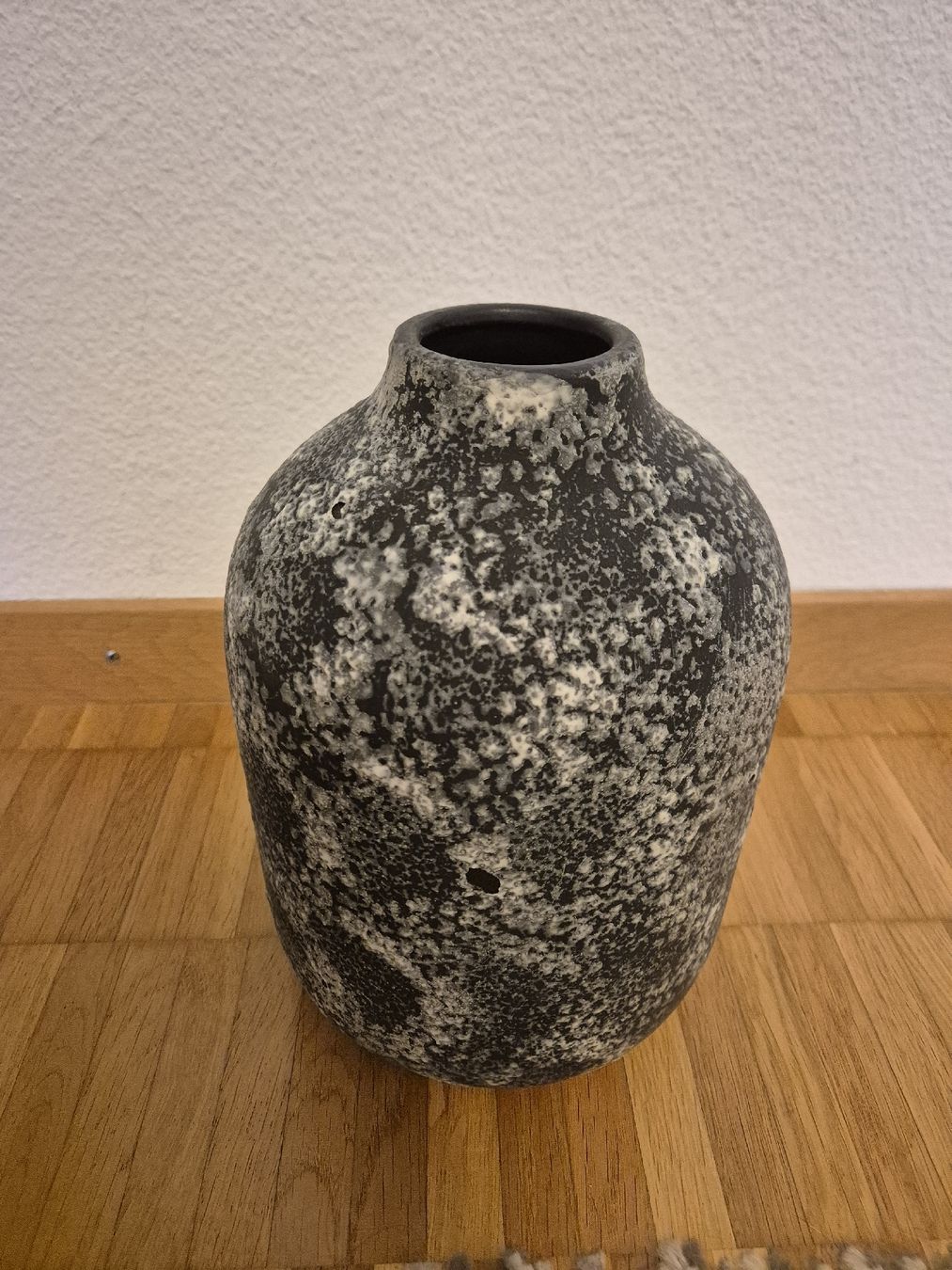 Vasen & Gefässe: Vase schwarz-weiss gemustert Keramik H25cm guter Zustand – Neu (gemäss Beschreibung) aus Altdorf UR von S.f.1