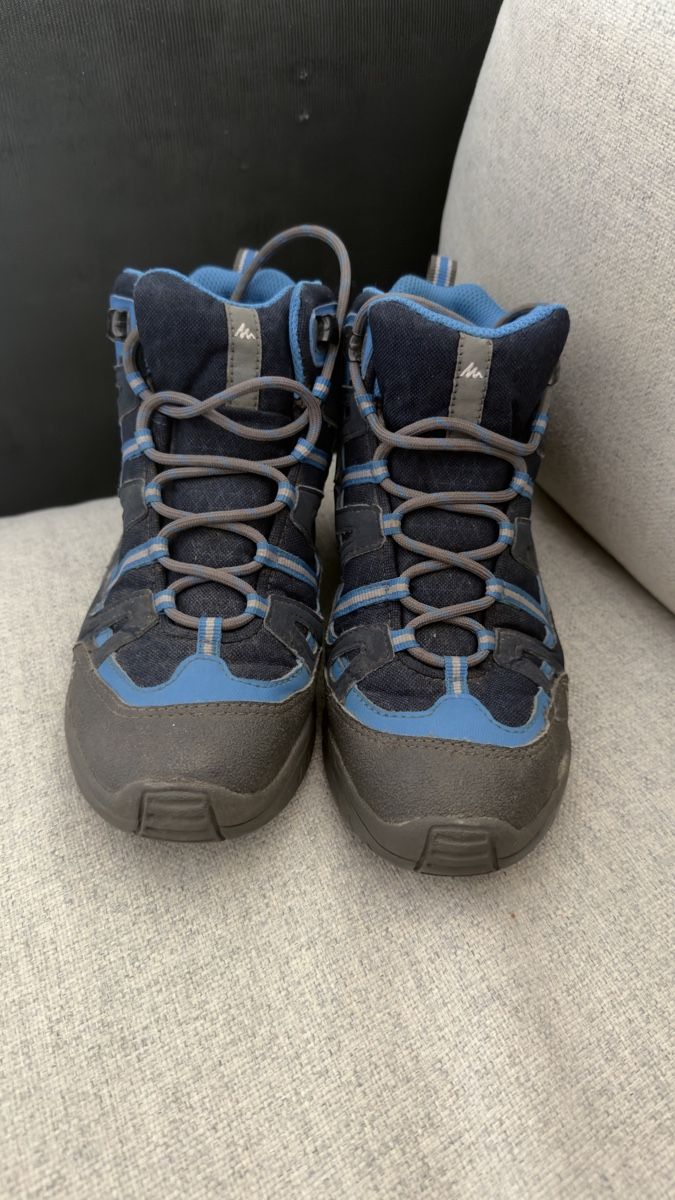 Decathlon Scarpe per ragazzi: Chaussures de marche Quechua bleu taille 36 – Usato da Riddes venduto da Elina.