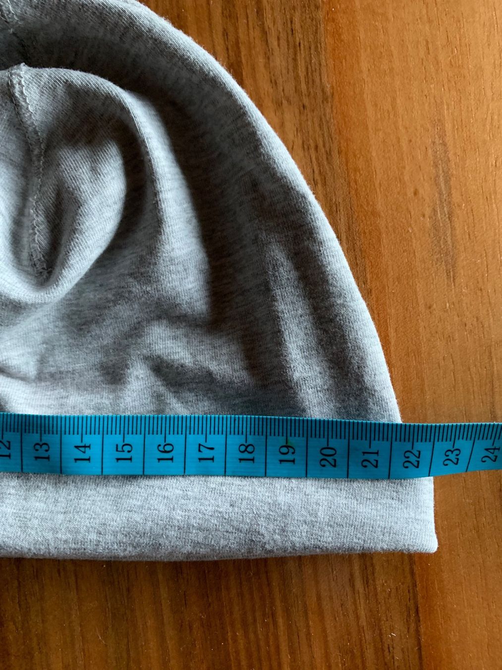 Berretti & Sciarpe: Graue Beanie Mütze, Durchmesser 22cm – Usato da Meilen venduto da Flockenwirbel 1