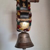 Schöne Glocke an Zierriemen 