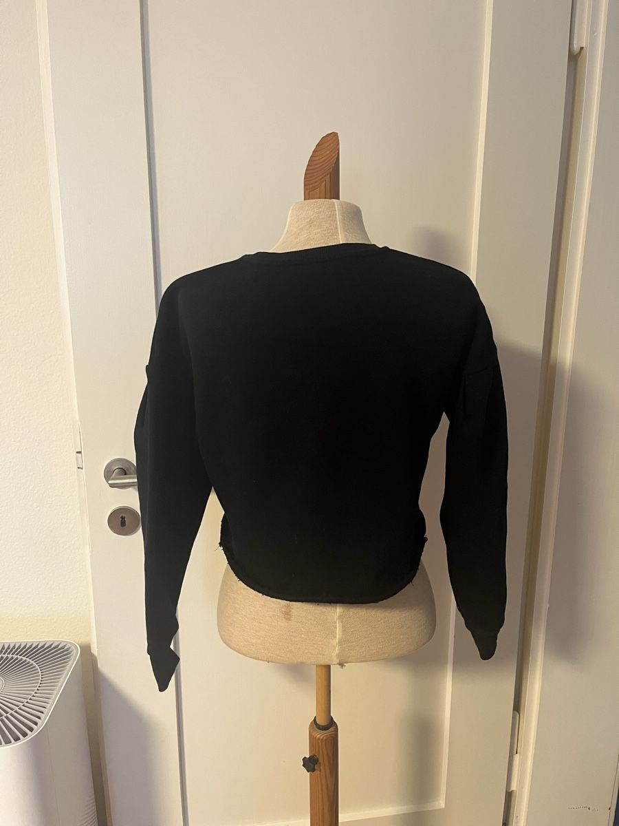 Maglioni & Felpe: Schwarzer Pullover mit Blumenstickerei, Grösse 36 – Usato da Zürich venduto da Mrstm4 2