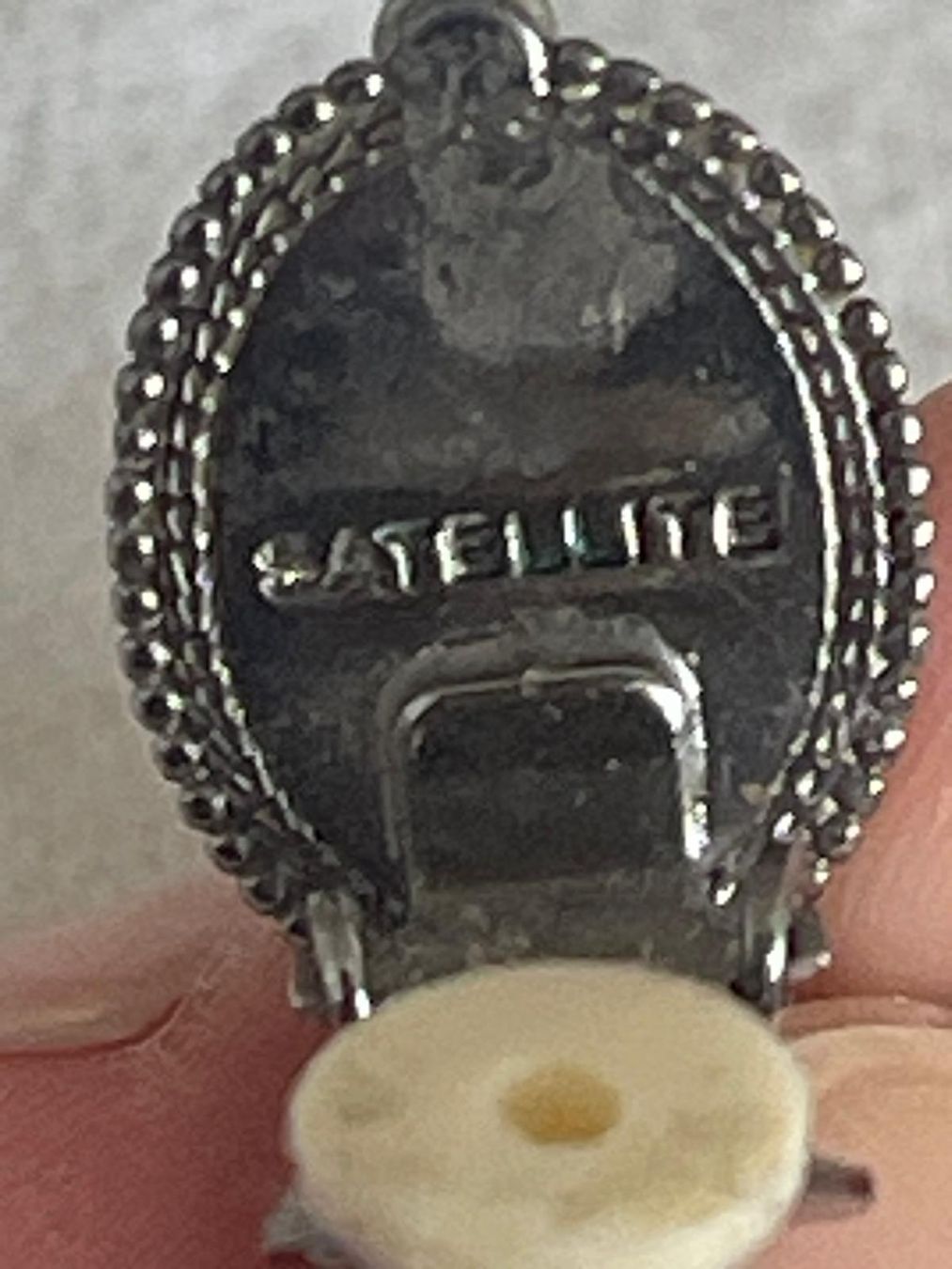 Orecchini pendenti & Orecchini a lobo: Satellite blue stone earrings clip-on perfect condition – Nuovo (secondo la descrizione) da Zürich venduto da bos_fh75 1