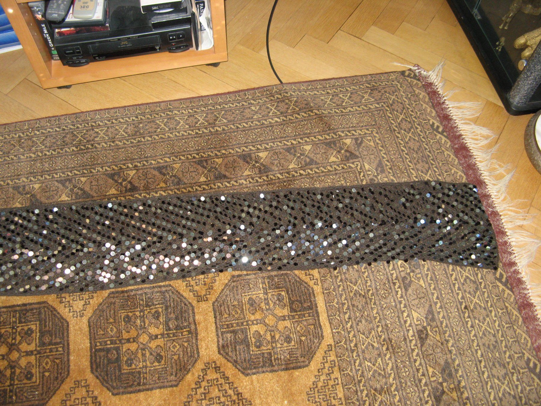 DKNY Foulard & Sciarpe: Schal mit silbrigen Pailletten DKNY – Usato da Zürich venduto da apil 5
