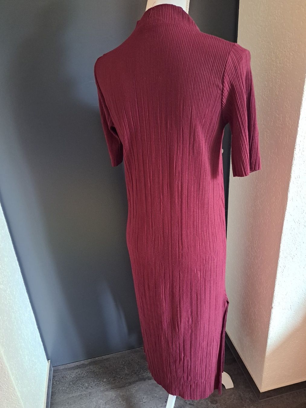 Kleider: Très belle robe unie – Gebraucht aus Courrendlin von Aheinza 1