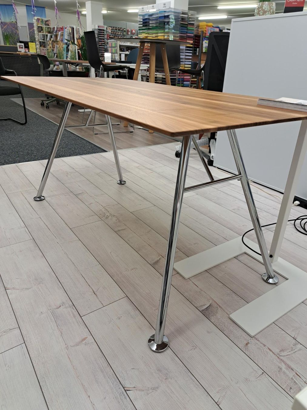 Girsberger Schreibtische: Girsberger AKIO Steel Tisch - Designtisch Nussbaum NEU – Neu (gemäss Beschreibung) aus Zofingen von BBAG4800 2
