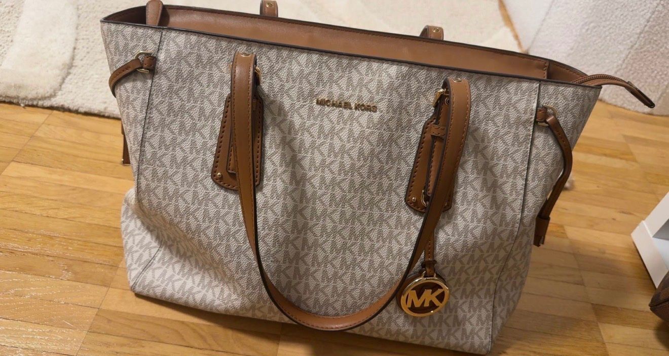 Michael Kors Borse da donna: Michael Kors Shopper Voyager Medium Mit Logo – Usato da Buchs AG venduto da mel_9p8r