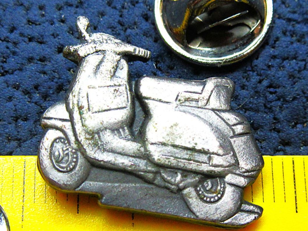 Plaquettes & Badges: VESPA MOTORROLLER 3D-OPTIC SILBRIG MIT SECURITY-CLIP – D'occasion à Ettingen par Hausi4711 1