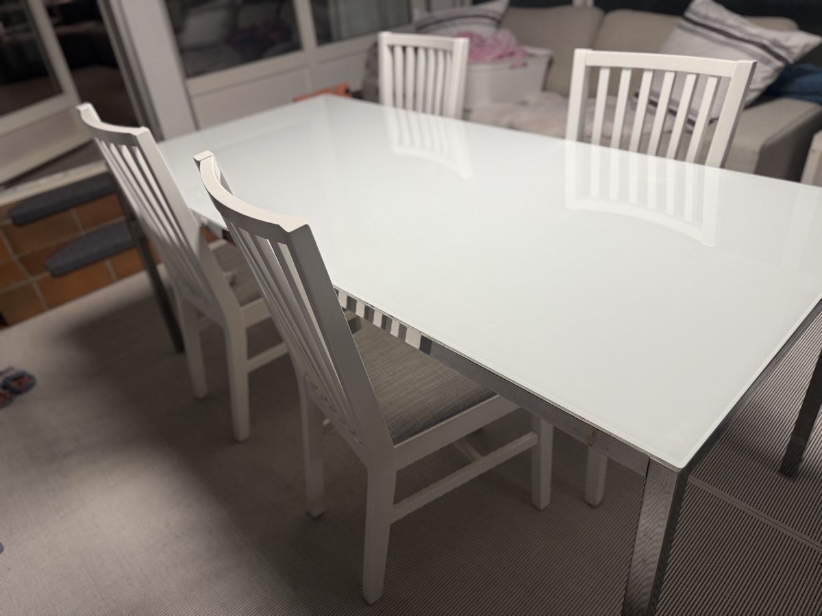 Set di tavolo e panche: Glass Dining Table with 4 Chairs - Great Condition! – Usato da Winkel venduto da liyubupt