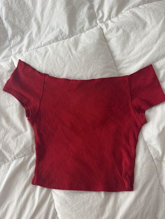 Haut Brandy Melville rouge col bardot état correct