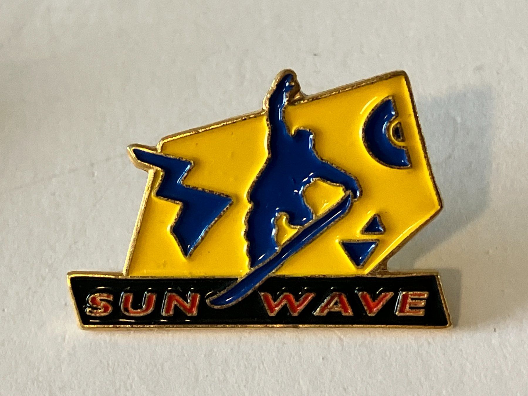 Plaketten & Abzeichen: 1 Pin Sun Wave – Gebraucht aus Basel von djwwpp