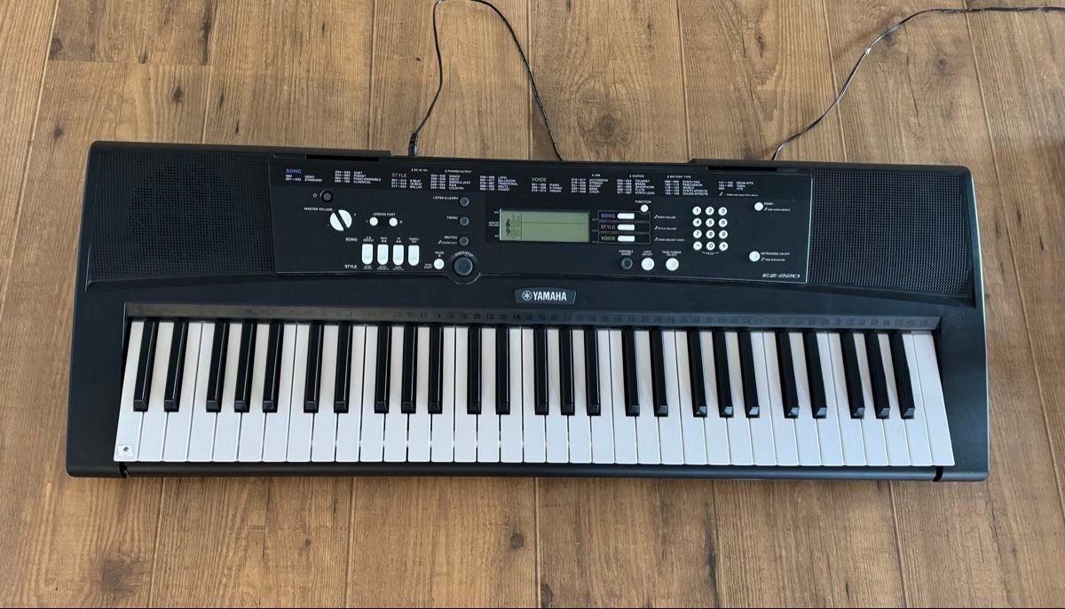 Yamaha Strumenti musicali: Piano électrique Yamaha EZ 220 + table à clavier – Usato da Hermenches venduto da fmont2 1