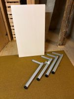 Schreibtisch/ Tisch mit imitierter Holzplatte & Metallbeinen