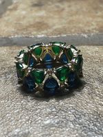 Anello in argento con zaffiri e smeraldi in un cerchio