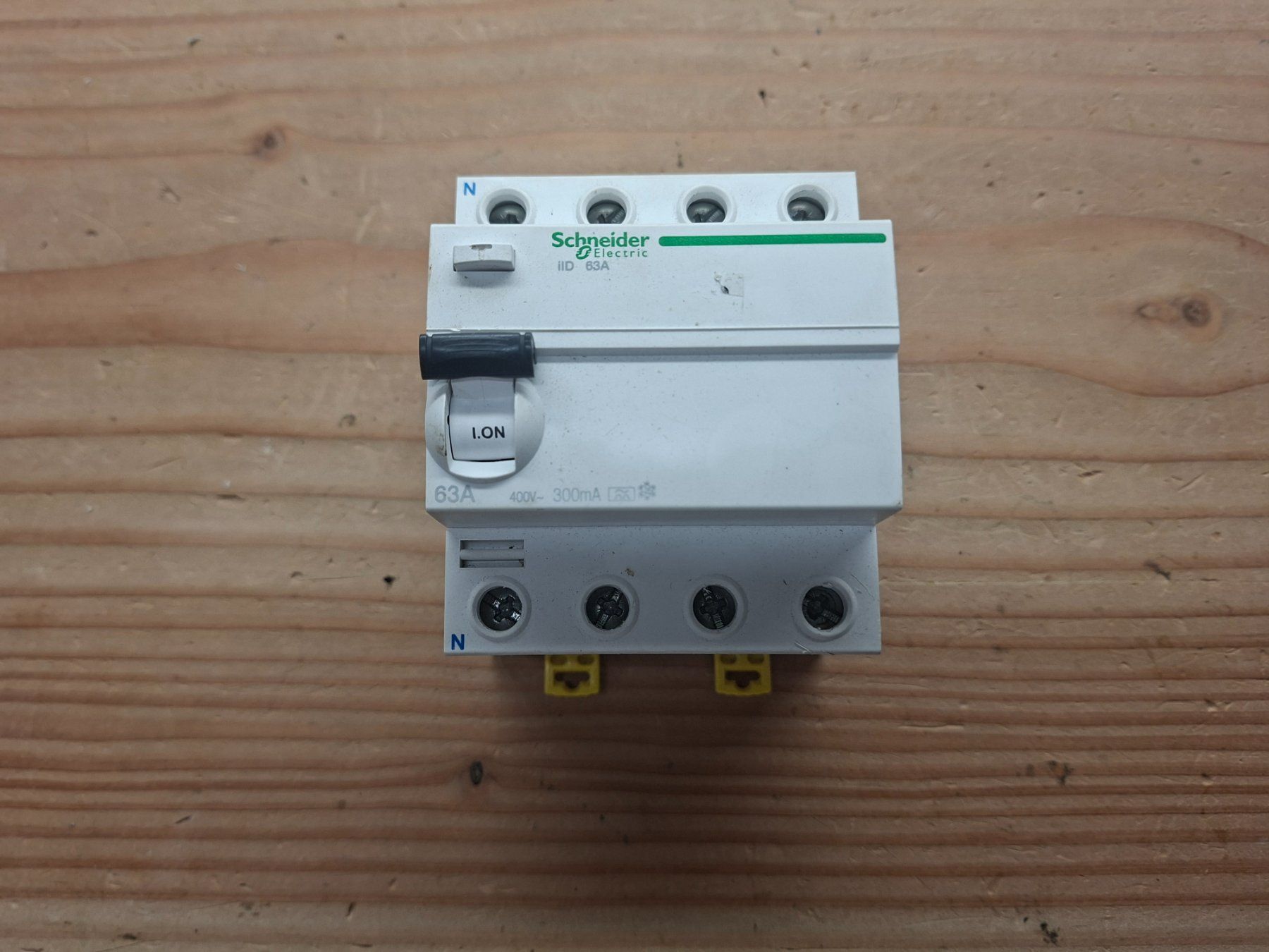 Schneider Schalter: Schneider Electric FI 63A 0.3A 4L – Gebraucht aus Neunkirch von MaElekt