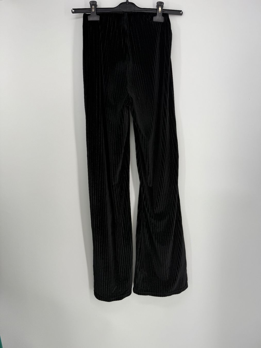 Pantaloni: Schwarze Samt Schlaghose Gr. S gerippt – Usato da Auenstein venduto da moin. 1